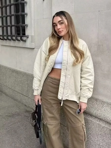 Damen Oversize Bomberjacke in Beige mit Crop-Top und khakifarbenen Cargo-Hosen