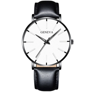 Détail d'un bracelet en cuir noir avec boîtier en métal noir poli et cadran blanc épuré