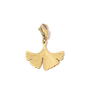 Detailansicht eines goldenen Ginkgo-Blatt-Anhängers mit Edelstahl-Karabinerverschluss