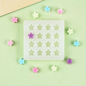 Dettaglio macro dello stampo in silicone a 16 stelle con decorazioni in resina colorata