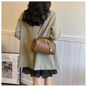 Sac Boston en cuir marron avec double fermeture éclair et bandoulière ajustable