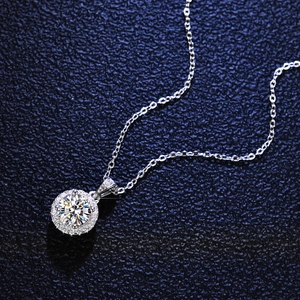 Collier halo en argent S925 avec moissanite ronde de 1 carat sur fond de cuir bleu