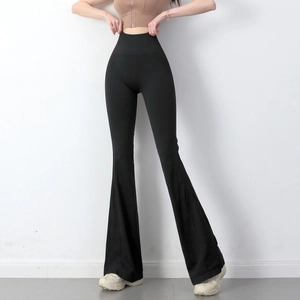 Détail du pantalon de yoga évasé noir à taille haute avec effet push-up sculptant