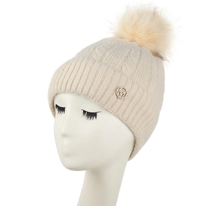 Bonnet en tricot beige chic avec pompon en fausse fourrure et badge M en strass pour l'hiver