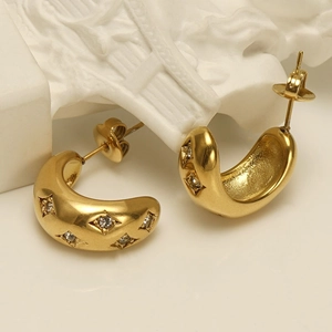 Gold-plated C-shaped chunky earrings with star engravings and inlaid zircons