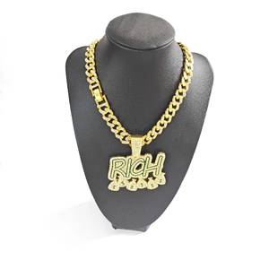 Chaîne cubaine hip-hop en or avec pendentif lettre RICH et sac d'argent glacé