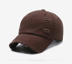 Details von dunkelbrauner Baumwoll-Baseballkappe mit Distressed-Löchern und Stickerei