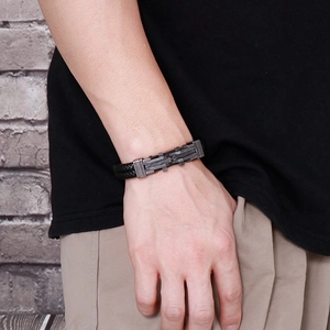 Bracciale da uomo in pelle nera intrecciata con chiusura in metallo industriale