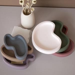 Detailweergave van artistieke onregelmatige golfvormige trays in diverse matte kleuren