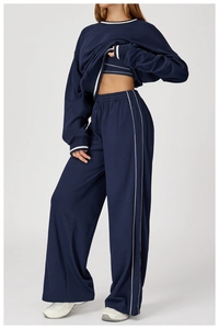 Détail d'un ensemble de sport bleu marine avec rayures blanches sur maille décontractée