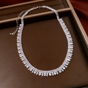 Elegante collana multifilo a frange argentate con zirconi bianchi su vassoio di velluto