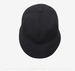 Vue de dessus du chapeau de soleil noir avec coutures à six pans et bouton décoratif