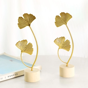 Sculture di foglie di ginkgo dorate su basi in legno per decorazioni da tavolo casa