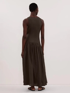 Détail de robe longue marron foncé avec décolleté en V, liens au cou et taille basse plissée