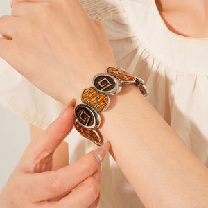 Gros plan d'un bracelet vintage argenté avec motifs d'étoiles et pierres ambrées