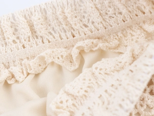 Détail macro de la dentelle au crochet beige avec motif ajouré pour jupe longue