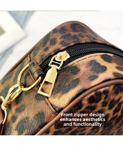 Détail macro du sac à main en cuir PU léopard avec fermeture éclair et boucle dorée