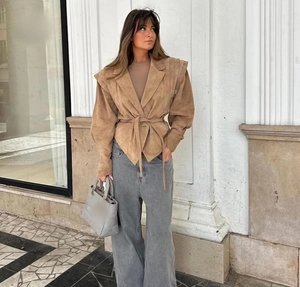 Look urbain en veste en daim camel cintrée avec un jean large gris tendance