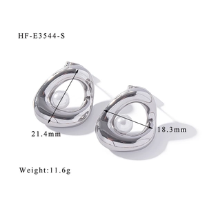 Irregular silver-colored metal earrings with pearl, size 21.4mm by 18.3mm.