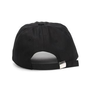 Vue arrière de la casquette de baseball en coton noir avec boucle en métal argenté