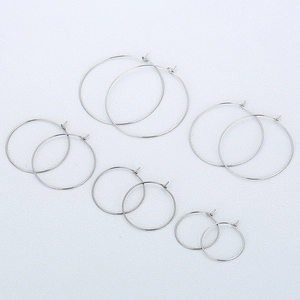 Dettaglio di cinque diverse dimensioni di orecchini a cerchio in argento minimalista