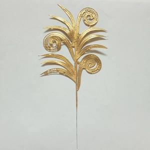 Vue détaillée d'une feuille artificielle dorée évidée pour compositions florales