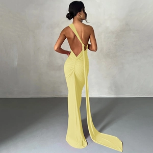 Detailansicht der Rückseite eines gelben One-Shoulder-Maxikleides mit rückenfreiem Schnitt