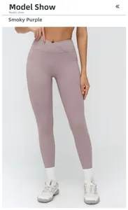 Détail du legging de yoga violet fumé avec taille haute croisée en V et poches latérales