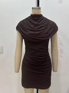 Details des kaffeebraunen ärmellosen Bodycon-Kleids mit geraffter Textur und Stehkragen