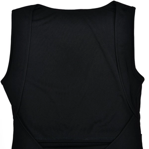 Vue arrière d'une robe noire dos nu avec des détails élégants de fente haute couture