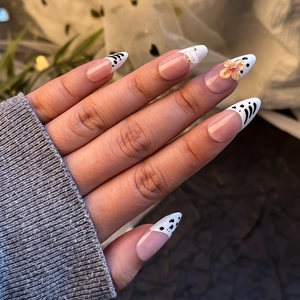 24er Set französische Stiletto-Nägel zum Aufkleben mit 3D-Blumen und Kuhmuster-Design