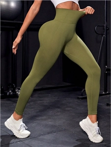 Dettaglio dei leggings da yoga senza cuciture a vita alta con tessuto verde oliva elastico