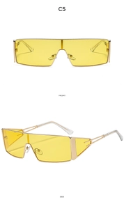 Viste frontale e laterale di occhiali da sole futuristici in metallo dorato e giallo