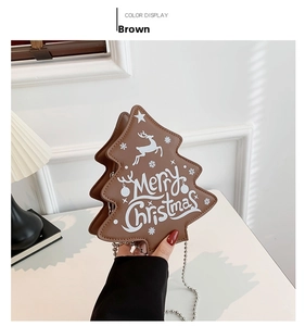 Détail du sac sapin de Noël en cuir marron avec chaîne argentée et motif de fête
