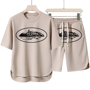 Completo uomo t-shirt e pantaloncini color kaki con stampa silhouette nera di architettura
