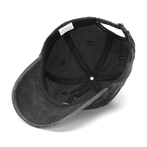 Berretto da baseball in cotone lavato nero con ricamo vintage e fibbia in metallo regolabile