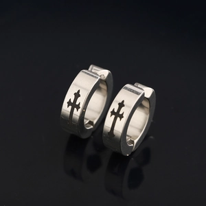 Boucles d'oreilles clips en acier inoxydable argenté avec croix noire sans perçage