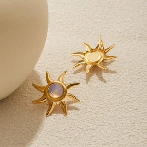 Nahaufnahme von 18K vergoldeten Edelstahl-Ohrringen mit schillerndem Opal-Inlay