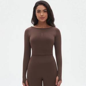 Ensemble de yoga sans couture avec haut à manches longues et leggings marron foncé à passe-pouces