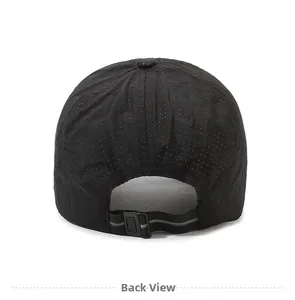 Détail du tissu en maille respirant et de la sangle réglable de la casquette noire sport