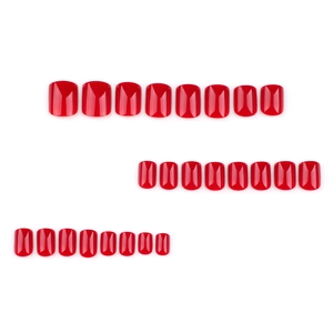 Set de uñas postizas para pies rojo brillante de forma cuadrada en varios tamaños sobre blanco
