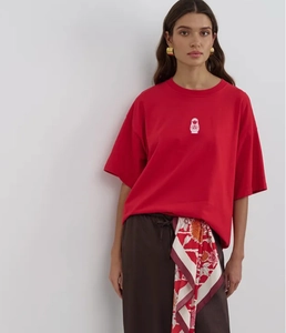 Λεπτομέρεια κόκκινου βαμβακερού T-shirt με μινιμαλιστικό τύπωμα λευκής ματριόσκας