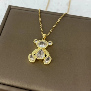 Collana placcata oro 18K con ciondolo a forma di orso e pietre di zircone scintillanti
