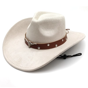 Détail d'un chapeau de cow-boy en simili daim avec tête de taureau et jugulaire réglable