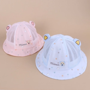 Vista di cappellini estivi traspiranti per neonati con orecchie di orso rosa e blu