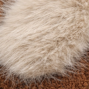 Cardigan invernale marrone con dettaglio texture del collo in pelliccia beige