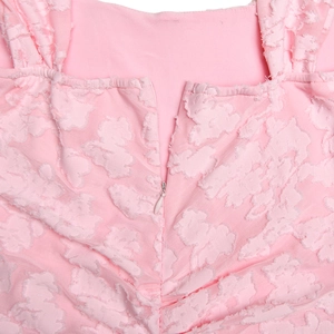 Dettaglio del tessuto jacquard rosa e della cerniera invisibile sul retro dell'abito