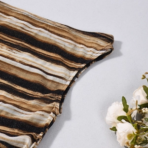 Détail du tissu à rayures avec fil métallique scintillant et finition texturée