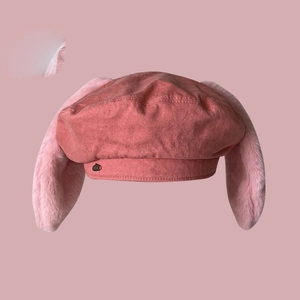 Détail du béret en jean rose avec de douces oreilles de lapin en fausse fourrure