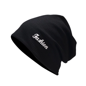 Bonnet en maille gaufrée noire avec broderie Fashion blanche sur fond blanc uni et propre